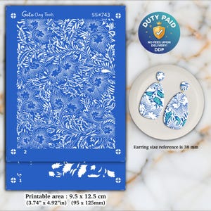 Może przedstawiać: Niebieski szablon z białym kwiatowym wzorem, obok pary pasujących kolczyków na białym talerzu. Obszar drukowania szablonu wynosi 9,5 x 12,5 cm. Kolczyki mają kształt łezki z białym, niebieskim i turkusowym wzorem kwiatowym. Odniesienie do rozmiaru kolczyków to 38 mm.