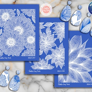 Op de afbeelding: Blauwe en witte bloemenontwerp kleigereedschappen en oorbellen. De afbeelding toont drie blauwe rechthoekige kleigereedschapsjablonen met witte bloempatronen en bijpassende oorbellen. De tekst "Goto Clay Tools" en "SS#1257, SS#1258, SS#1259" zijn zichtbaar.
