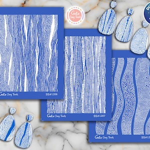 Könnte beinhalten: Blaue Tonwerkzeugdesigns mit weißen Mustern, darunter wellenförmige Linien, Punkte und vertikale Streifen. Das Bild zeigt auch passende blau-weiße Ohrringe. Der Text "Goto Clay Tools" und Produktcodes sind sichtbar.