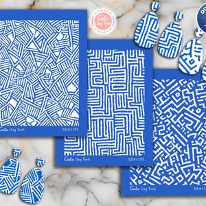 Puede incluir: Un conjunto de herramientas de arcilla con patrones azules y blancos y pendientes a juego. Las herramientas son rectangulares con diferentes diseños geométricos. Los pendientes tienen forma de lágrima, reflejando los patrones. El texto "Goto Clay Tools" y los códigos de producto son visibles.