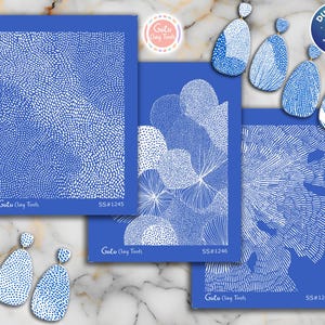 Op de afbeelding: Een verzameling blauwe kleigereedschappen met witte patronen en bijpassende oorbellen. De gereedschappen hebben verschillende ontwerpen, waaronder gestippelde en lineaire patronen. De tekst "Goto Clay Tools" en productcodes zijn zichtbaar.