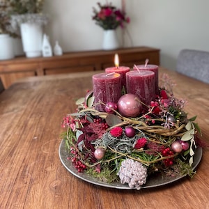 Moderner Adventskranz als weihnachtliche Tischdekoration, Adventsgesteck mit Kerzen, Weihnachtskranz mit Kerzen und Trockenblumen Deko