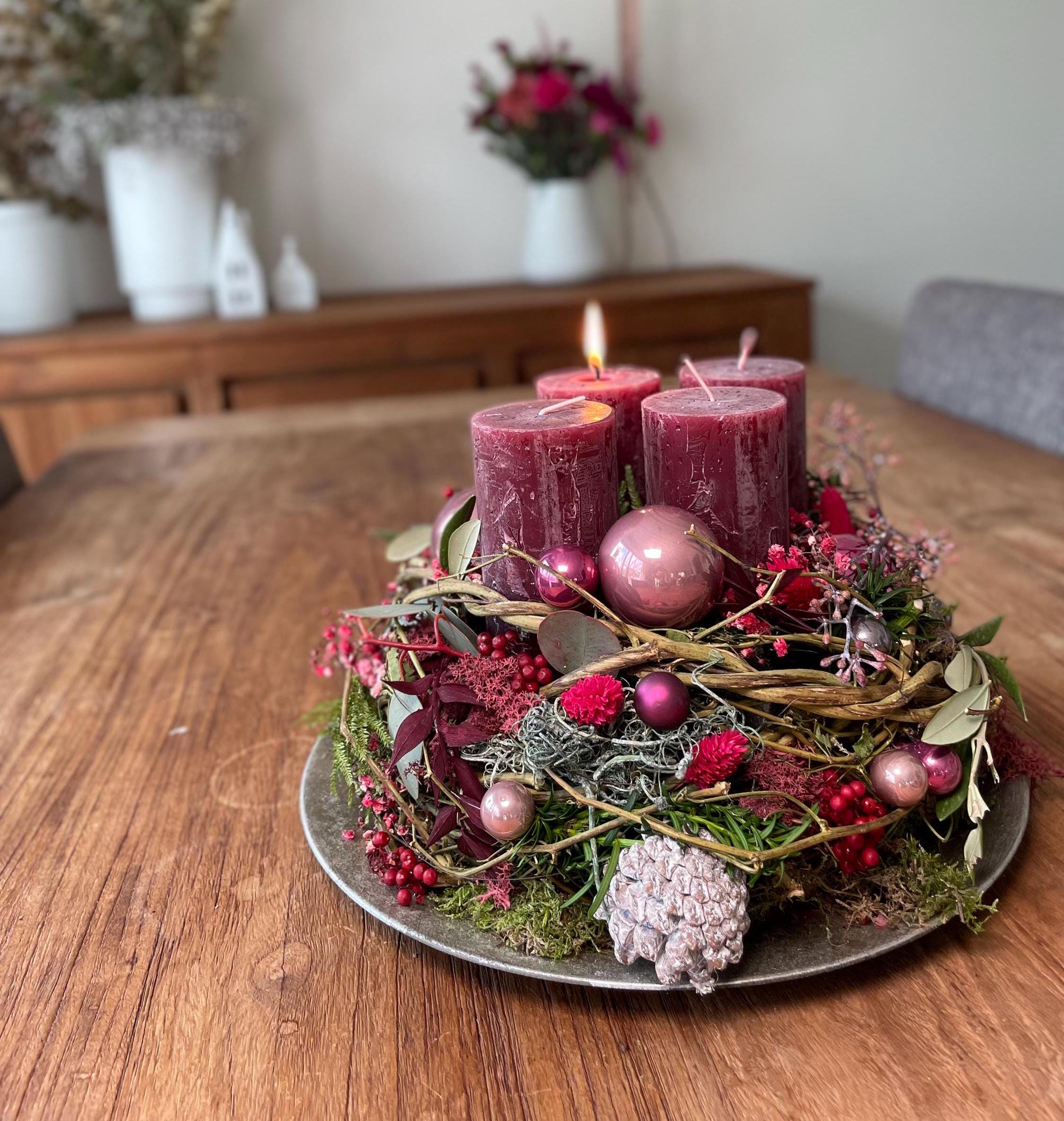 Moderner Adventskranz als weihnachtliche Tischdekoration, Adventsgesteck mit Kerzen, Weihnachtskranz mit Kerzen und Trockenblumen Deko