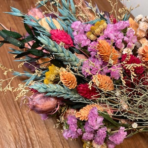 Frühlingsstrauß mit bunten Trockenblumen, handgefertigter Trockenblumenstrauß, Frühlingsdeko für den Tisch, Blumenstrauß Frühling, Osterdeko