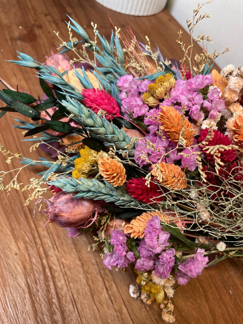 Frühlingsstrauß mit bunten Trockenblumen, handgefertigter Trockenblumenstrauß, Frühlingsdeko für den Tisch, Blumenstrauß Frühling, Osterdeko
