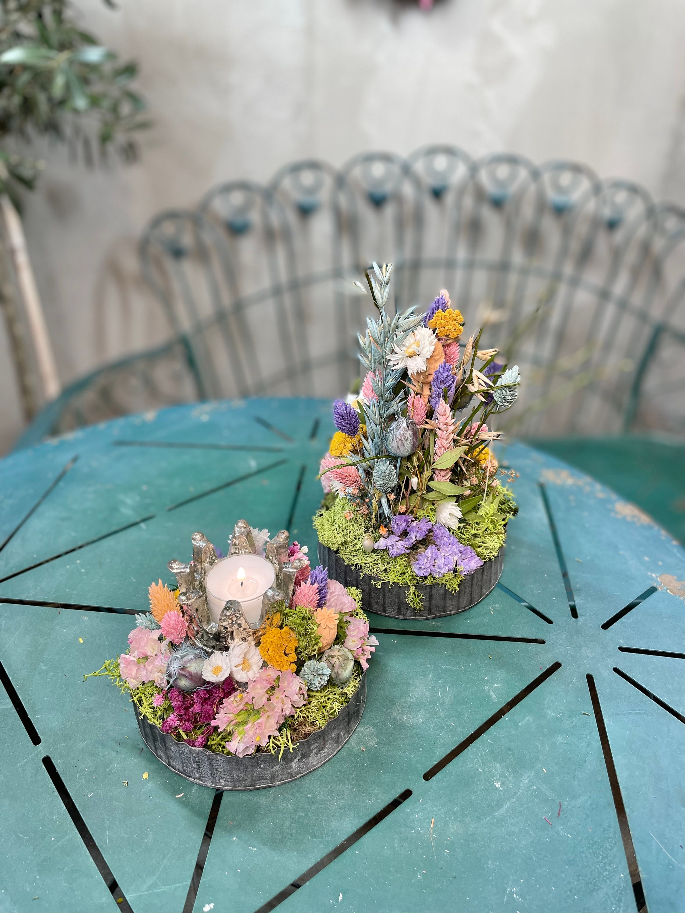 Trockenblumengesteck auf Metalltablett, Blumengesteck in pastellbunt Tischdeko haltbar, Geschenkidee zum Geburtstag- Dankeschön Geschenk