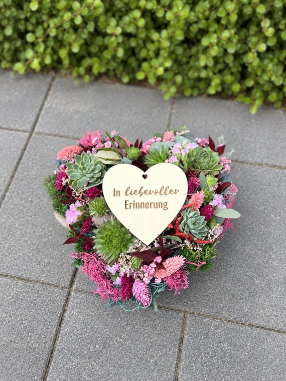 Trauerherz -Allerheiligen Gesteck mit Sempervivum - Grabgesteck zu Gedenktagen - Trauerschmuck haltbar-Liebevoller Grabschmuck-Trauergesteck