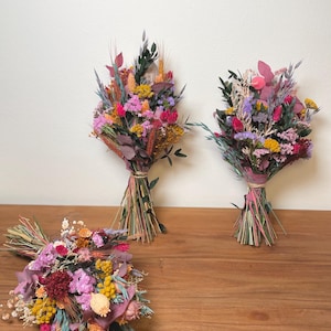 Frühlingsstrauß mit bunten Trockenblumen, handgefertigter Trockenblumenstrauß, Frühlingsdeko für den Tisch, Blumenstrauß Frühling, Osterdeko
