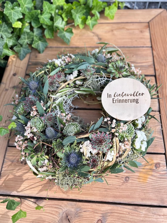 Trauerkranz Winter Sempervivum - Blumenkranz als Grabschmuck zu Gedenktagen - Trauergesteck haltbar -Liebevoller Blumenschmuck Gedenken