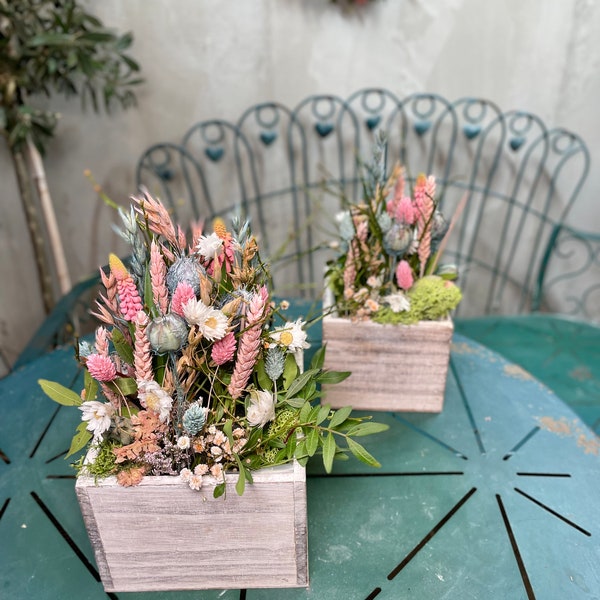 Frühlingsgesteck in einer Holzkiste -Pastell-bunte Trockenblumen-Blumiges Trockenblumengesteck, Geschenkidee Muttertag-Geburtstag-Tischdeko