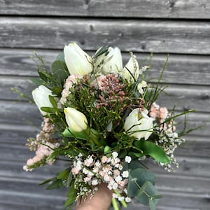 Long-lasting spring bouquet with artificial tulips and eucalyptus – long-lasting tulip bouquet, Easter bouquet, Easter decoration, spring decoration gift Weiß/Natur