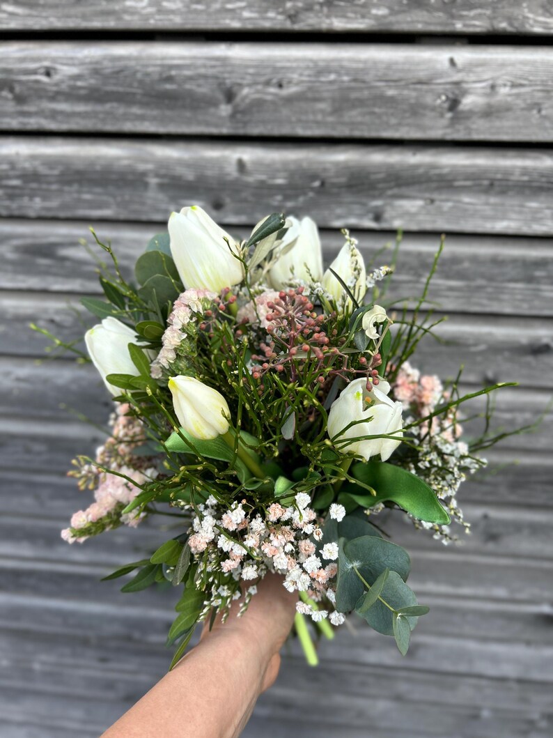 Long-lasting spring bouquet with artificial tulips and eucalyptus – long-lasting tulip bouquet, Easter bouquet, Easter decoration, spring decoration gift Weiß/Natur