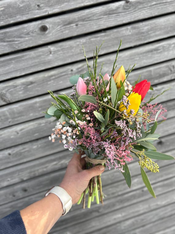 Haltbarer Frühlingsstrauß mit künstlichen Tulpen & Eukalyptus – haltbarer Tulpen Strauß, Oster Strauß, Osterdeko, Frühlings Deko verschenken
