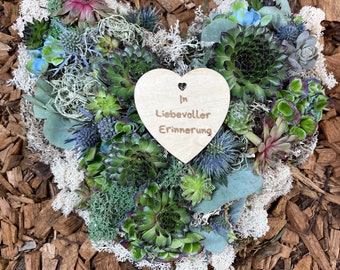 Hochwertiges Trauer Blumenherz aus Sukkulenten, Moose und Trockenblumen - Eine liebevolle Erinnerung für Grabschmuck und Trauerschmuck