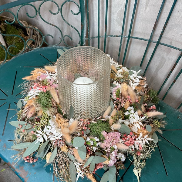 Lachsfarbender Trockenblumenkranz für frühlingshafte Tischdekoration- Blumenkranz zum verschenken und als Homedecor- Frühlingsdeko