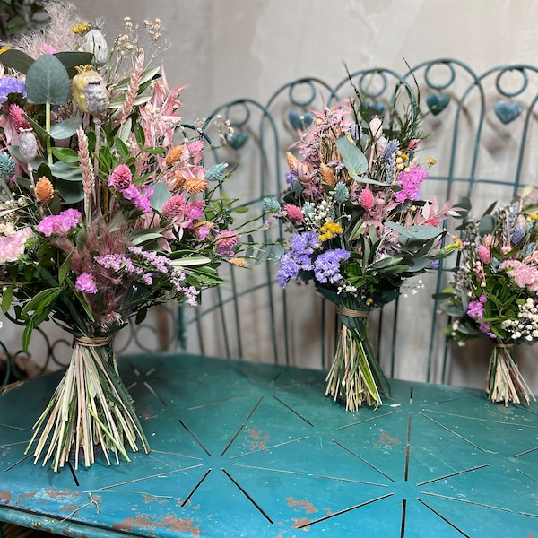 Frühlingshafte Trockenblumensträuße mit frischem Grün- Geschenk für die Frau- für dein Zuhause mit einem Blumenstrauß in Pastellfarben!