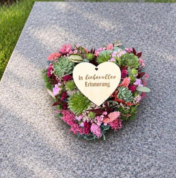 Trauerherz -Blumengesteck mit Sukkulenten Herzform- Grabgesteck zu Gedenktagen - Trauerschmuck Herbst haltbar- Grabschmuck-Trauergesteck