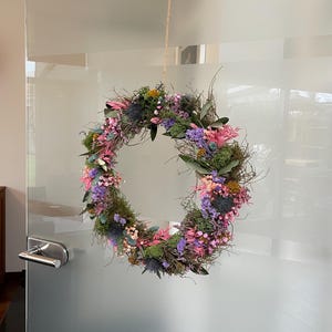 Trockenblumenkranz Frühling, Blumenkranz Tisch Deko, Türkranz mit Trockenblumen, Frühlingskranz für die Tür, handgebundener Naturkranz Gifts