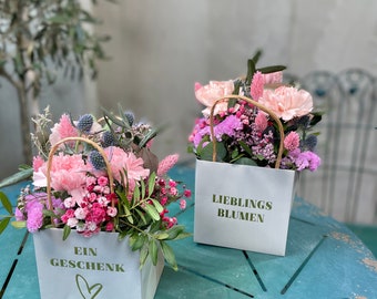 Blumengesteck mit  frischen Schnittblumen, Trockenblumen  in einer Tasche- als Geschenkidee zum Geburtstag Mitbringsel- Tischdeko Sommer