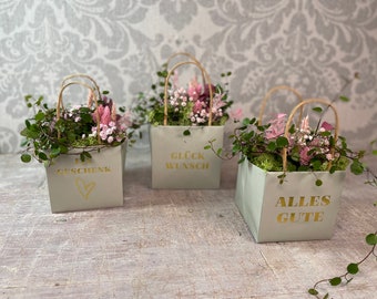 Blumige Tasche gefüllt mit Mühlenbeckia und Trockenblumen, Blumengesteck Rosa, Geschenkidee für Muttertag-Geburtstaggeschenk