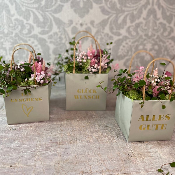 Blumige Tasche gefüllt mit Mühlenbeckia und Trockenblumen, Blumengesteck Rosa, Geschenkidee für Muttertag-Geburtstaggeschenk