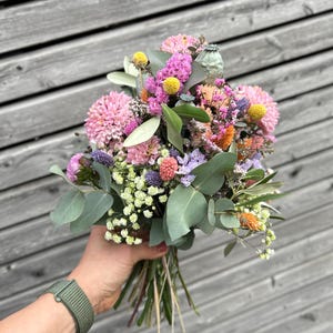 Sommerlicher Trockenblumenstrauß – bunter Blumenstrauß Sommer als langlebige Sommer Deko Frühlingsstrauß zum Geburtstag-Muttertags Strauß