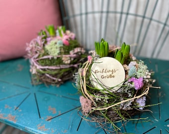 Frühlingsgesteck aus Hyazinthen, Moos und Trockenblumen - Verschenke eine fröhliche Frühlingsdekoration, Frühlinggrüße für Zuhause