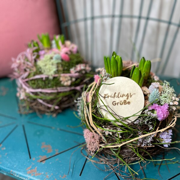 Frühlingsgesteck aus Hyazinthen, Moos und Trockenblumen - Verschenke eine fröhliche Frühlingsdekoration, Frühlinggrüße für Zuhause