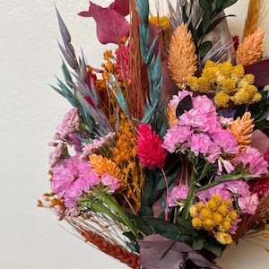 Frühlingsstrauß mit bunten Trockenblumen, handgefertigter Trockenblumenstrauß, Frühlingsdeko für den Tisch, Blumenstrauß Frühling, Osterdeko