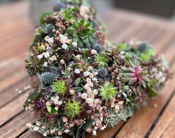 Blumenherz voller Liebe aus Sukkulenten, verschiedenen Moosen und frische Blüten für natürliche, blumige Geschenkideen zum Muttertag