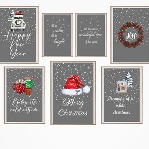 Puede incluir: Conjunto de seis tarjetas de Navidad imprimibles con fondos grises y copos de nieve blancos. Las tarjetas presentan diversas ilustraciones y textos con temática navideña, como "Feliz Año Nuevo", "Hace frío afuera", "Feliz Navidad", "Soñando con una Navidad blanca", "Todo está tranquilo, todo está brillante" y "Es la época más maravillosa del año".