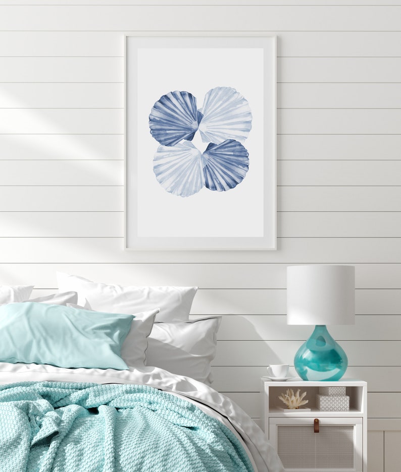 Puede incluir: Una impresi&oacute;n enmarcada de una pintura de acuarela de tres conchas azules sobre un fondo blanco.