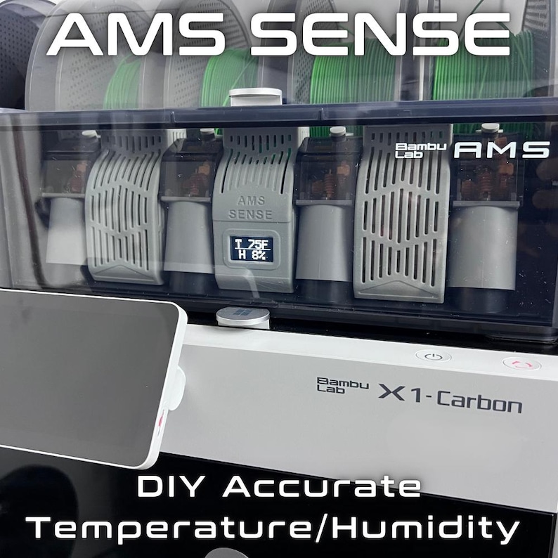 Puede incluir: Un sistema de almacenamiento de filamentos para impresora 3D con el texto "AMS SENSE" y "Bambu Lab X1-Carbon". El sistema incluye una pantalla que muestra la temperatura y la humedad. Tambi&eacute;n se ve el texto "DIY Accurate Temperature/Humidity".