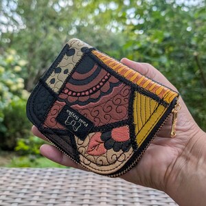 Portafoglio piccolo unico per donna, portafoglio con cerniera OOAK, porta carte di credito in pelle vegana, portafoglio da donna colorato e carino, trapuntato e dipinto a mano