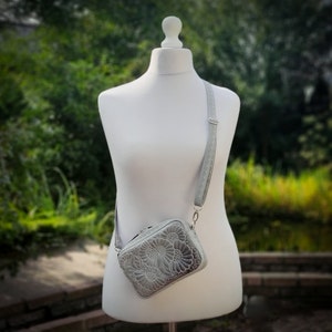Mini sac à main OOAK élégant à bandoulière, petit sac à bandoulière pour femme, sac de soirée végétalien matelassé unique argenté et gris, cadeau d'anniversaire pour elle