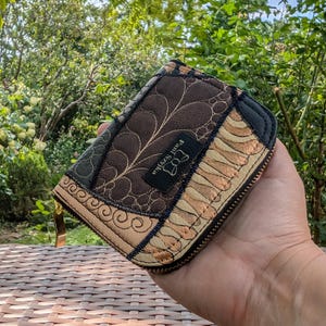 OOAK Brieftasche für Frauen, Reißverschluss rundum Brieftasche, Kreditkartenhalter aus veganem Leder, gesteppte und handbemalte bunte niedliche Damen Geldbörse