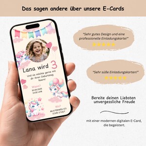 以下が含まれることがあります： ユニコーンをテーマにしたピンクと白のデジタルバースデー招待状。招待状には、若い女の子の写真、テキスト「Lana wird 3」、パーティーの日時が記載されています。招待状には、パーティーの住所も記載されています。