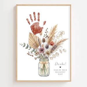 Puede incluir: Impresión enmarcada con una huella de mano roja y un ramo de acuarela en un tarro de cristal. El ramo incluye flores secas y hierba de la pampa. El texto alemán "Danke!" y "Dass du mich begleitet hast."