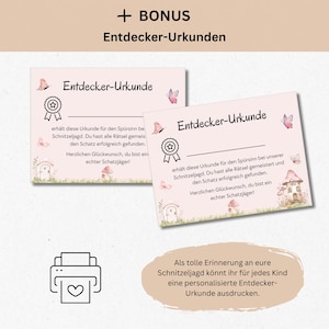 Pu&ograve; includere: Due certificati stampabili rosa con il testo "Entdecker-Urkunde", che si traduce in "Certificato di esploratore" in inglese. I certificati presentano una stella dorata, una farfalla e una piccola casa con una porta. Il testo sotto il titolo recita: "erh&auml;lt diese Urkunde f&uuml;r den Sp&uuml;rsinn bei unserer Schnitzeljagd. Du hast alle R&auml;tsel gemeistert und den Schatz erfolgreich gefunden. Herzlichen Gl&uuml;ckwunsch, du bist ein echter Schatzj&auml;ger!" che si traduce in "riceve questo certificato per il senso dell'olfatto nella nostra caccia al tesoro. Hai superato tutti gli enigmi e trovato il tesoro con successo. Congratulazioni, sei un vero cacciatore di tesori!" Il testo in fondo all'immagine recita: "Als tolle Erinnerung an eure Schnitzeljagd k&ouml;nnt ihr f&uuml;r jedes Kind eine personalisierte Entdecker-Urkunde ausdrucken." che si traduce in "Come un bel ricordo della tua caccia al tesoro, puoi stampare un certificato di esploratore personalizzato per ogni bambino."