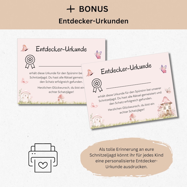 Pu&ograve; includere: Due certificati stampabili rosa con il testo "Entdecker-Urkunde", che si traduce in "Certificato di esploratore" in inglese. I certificati presentano una stella dorata, una farfalla e una piccola casa con una porta. Il testo sotto il titolo recita: "erh&auml;lt diese Urkunde f&uuml;r den Sp&uuml;rsinn bei unserer Schnitzeljagd. Du hast alle R&auml;tsel gemeistert und den Schatz erfolgreich gefunden. Herzlichen Gl&uuml;ckwunsch, du bist ein echter Schatzj&auml;ger!" che si traduce in "riceve questo certificato per il senso dell'olfatto nella nostra caccia al tesoro. Hai superato tutti gli enigmi e trovato il tesoro con successo. Congratulazioni, sei un vero cacciatore di tesori!" Il testo in fondo all'immagine recita: "Als tolle Erinnerung an eure Schnitzeljagd k&ouml;nnt ihr f&uuml;r jedes Kind eine personalisierte Entdecker-Urkunde ausdrucken." che si traduce in "Come un bel ricordo della tua caccia al tesoro, puoi stampare un certificato di esploratore personalizzato per ogni bambino."