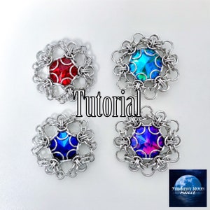 以下が含まれることがあります： カラフルなファセット加工されたセンター石が付いた、4つの装飾的なチェーンメイル作品。石は赤、青、ティール、紫です。「チュートリアル」という言葉が画像に書かれています。「Shimmery Moon Maille」のロゴが右下にあります。