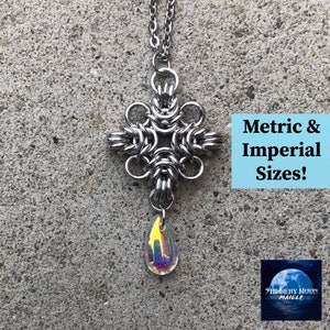 Può includere: Una collana a catena d'argento con un ciondolo in metallo argentato a forma di stella. Il ciondolo ha un cristallo a forma di lacrima che pende da esso. Il cristallo è iridescente con colori gialli, blu e verdi. Il testo "Metric & Imperial Sizes!" è in una casella blu sul lato destro dell'immagine. Il testo "Shimmery Moon Maille" è in una casella bianca con una luna blu in basso a destra dell'immagine.