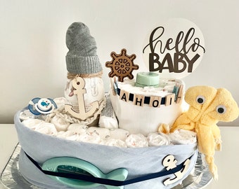 Windeltorte Junge, Windelschiff mit Spucktuch Mullwindel, Badethermometer, Babypuder, personalisiertes Geschenk zur Geburt ab 54,99 Euro