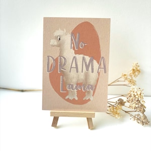 Handgezeichnete Grußkarte "No Drama Lama" – Lustige Karte mit weißem Lama und witzigem Spruch, ideal für Freunde und Geburtstagskinder