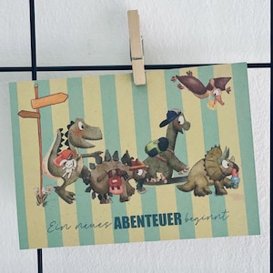 Dino-Bande Postkarte – Handgezeichnete Karte für Kinder, Abenteuerlustige Dinosaurier für Schulanfang, Kindergartenstart, Umzug & Abenteuer