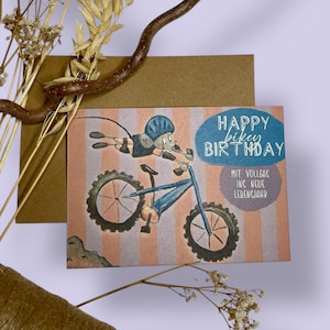 Happy Bikey Birthday – Geburtstagskarte mit handgezeichneter Maus auf Mountainbike –Umweltfreundliche Postkarte für Radfahrer & Outdoor-Fans
