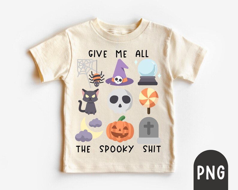 Pode incluir: Camiseta creme com um gr&aacute;fico tem&aacute;tico de Halloween. O design inclui uma teia de aranha, aranha, chap&eacute;u de bruxa, bola de cristal, gato preto, caveira, ab&oacute;bora, l&aacute;pide e o texto "GIVE ME ALL THE SPOOKY SHIT."