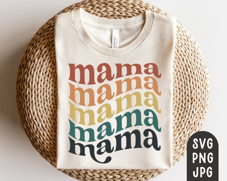 Może przedstawiać: Kremowa koszulka z powt&oacute;rzonym słowem "mama" w stylu retro w odcieniach czerwieni, pomarańczy, ż&oacute;łci, turkusu i granatu. Koszulka jest prezentowana na tkanej, okrągłej powierzchni. Obraz zawiera r&oacute;wnież ikony typ&oacute;w plik&oacute;w SVG, PNG i JPG.