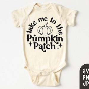 Puede incluir: Body de bebé color crema con el texto negro "take me to the Pumpkin Patch". Un gráfico de calabaza negra está centrado encima de las palabras. Dos estrellas negras flanquean las palabras. El body tiene mangas cortas y corchetes en la parte inferior.