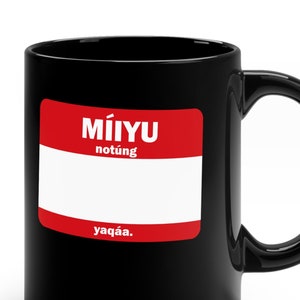 HOLA, mi nombre es... nametag en Chamtéela. MÍIYU notúng yaqáa 11oz Taza Negra Acjachemem Payomkawichum